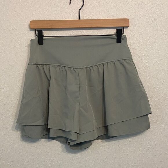 Yogalicious Sage Green Lightsreme Flirty 2 in 1 Short Size XL - Picture 1 of 7